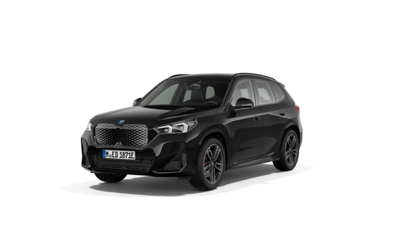 Ein schwarzer BMW iX1 eDrive20, vollelektrisches Kompakt-SUV, steht vor weißem Hintergrund. Zu sehen ist die Front- und Seitenansicht mit geschlossener Nierenstruktur.