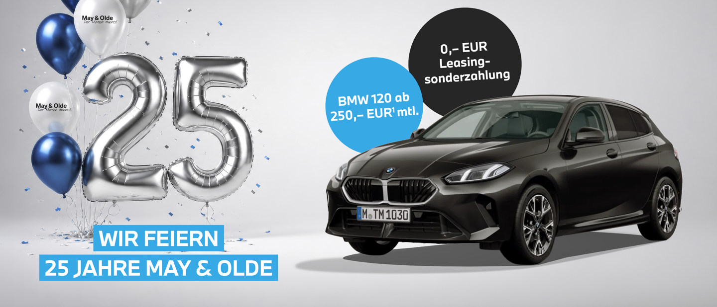Ein schwarzer BMW neben 25 silbernen Luftballons, blauen und weißen Luftballons sowie einem deutschen Schriftzug, der das 25-jährige Jubiläum von May & Olde feiert.