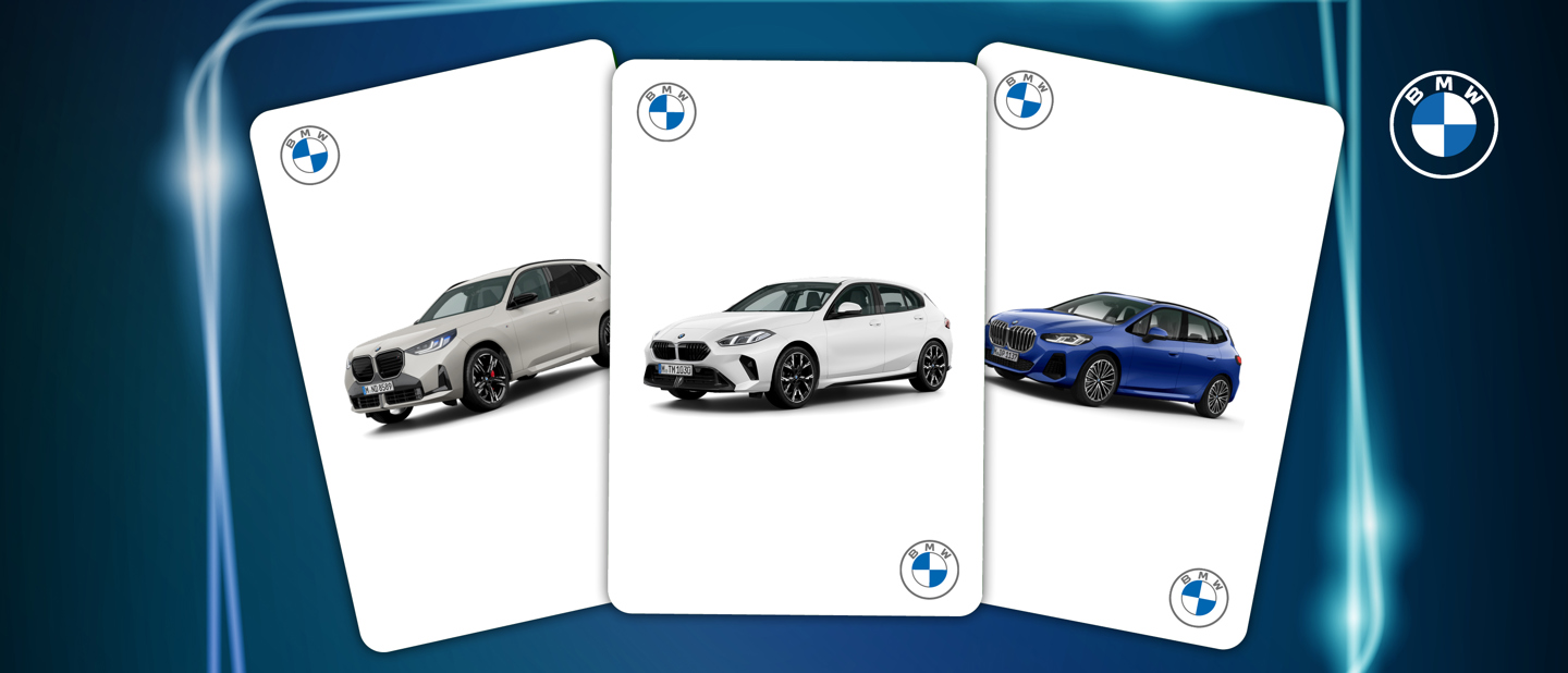 Drei Spielkarten zeigen verschiedene BMW Automodelle auf einem sauberen weißen Hintergrund, mit dem BMW Logo in den oberen Ecken und im Hintergrund.