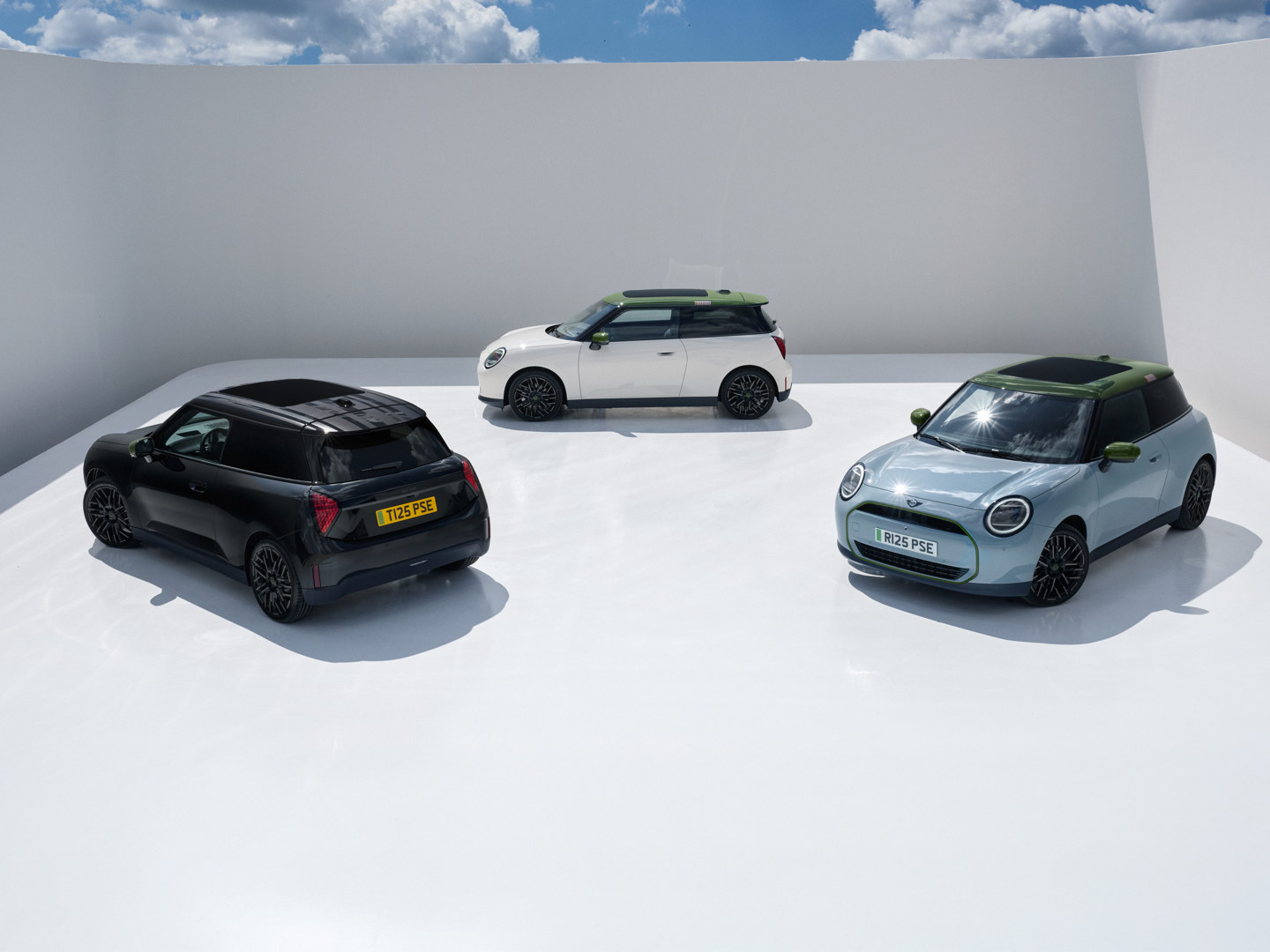 Drei neue MINI Modelle in modernem Design-Studio; MINI Cooper Modelle in exklusiver Farbgebung mit Premium-Details und urbanem Lifestyle-Fokus.