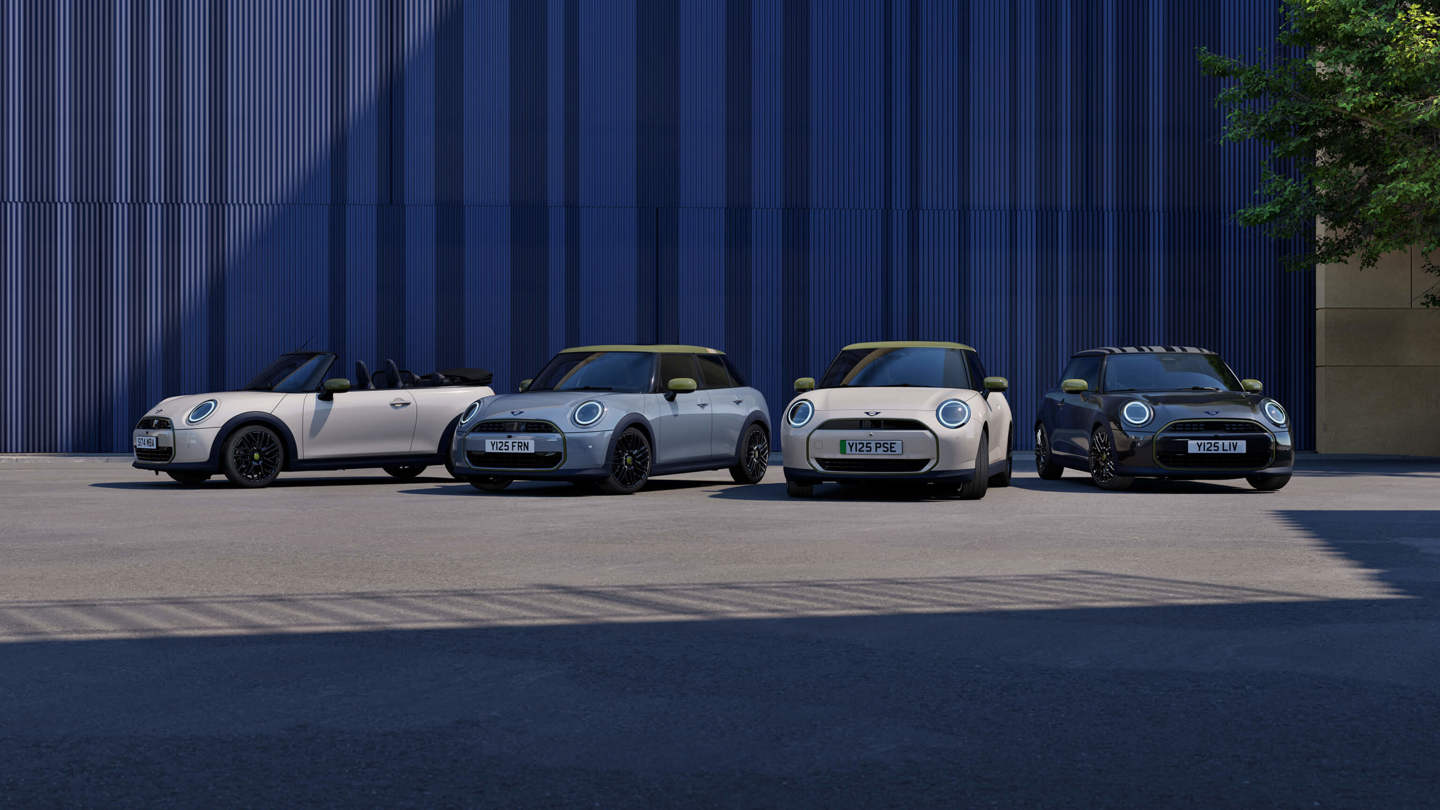 Vier MINI-Fahrzeuge stehen nebeneinander vor einer blauen Wand, und das Sonnenlicht wirft Schatten auf den Boden.
