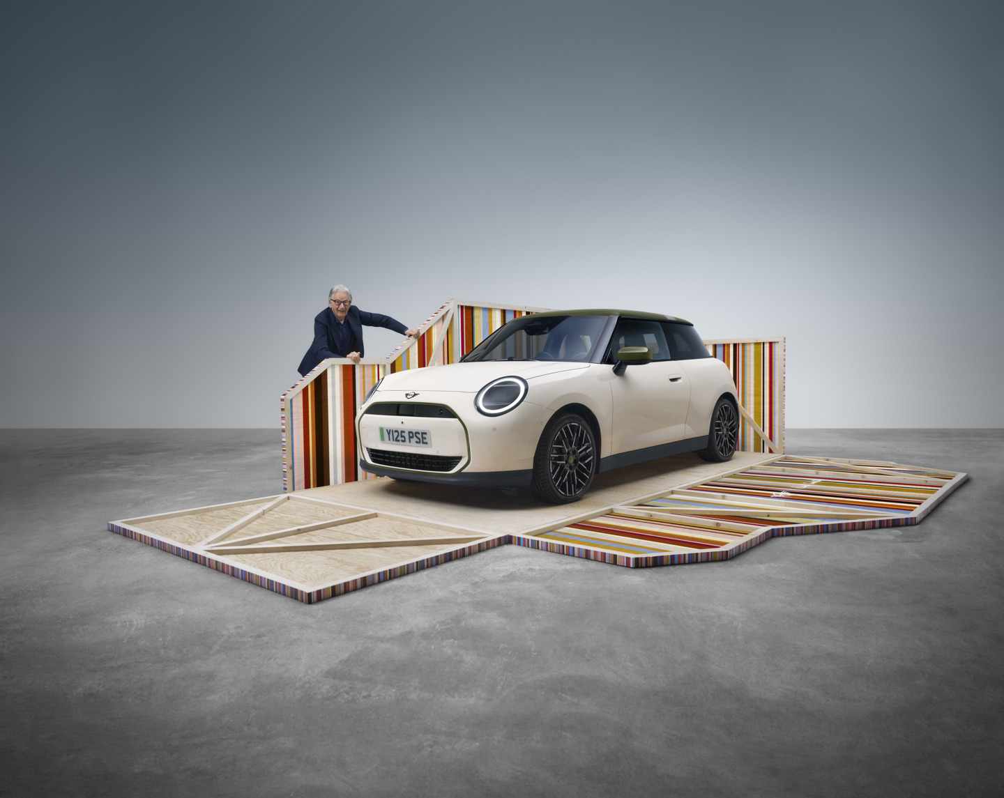MINI Sonderedition auf gestreifter Holzplattform im Studio; kreatives Fahrzeug-Display, moderne Außenfarbe und Design-Konzept.
