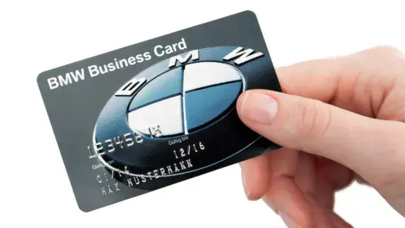 „Hand hält eine BMW Business Card mit großem BMW-Logo – eine Kreditkarten-ähnliche Karte für Geschäftskunden.“