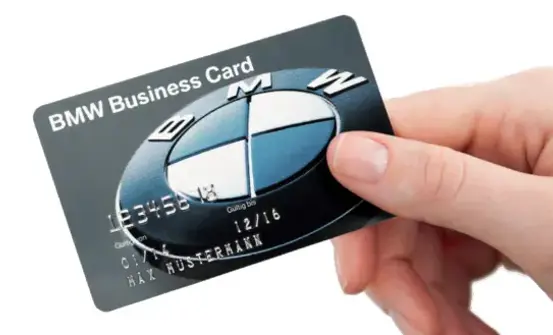 „Hand hält eine BMW Business Card mit großem BMW-Logo – eine Kreditkarten-ähnliche Karte für Geschäftskunden.“