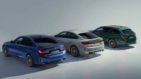 „Drei BMW ALPINA Modelle in Studiobeleuchtung nebeneinander: links die blaue B3 Limousine, in der Mitte das silbergraue B4 Gran Coupé und rechts der grüne B3 Touring – alle mit markanten ALPINA-Felgen und vierflutiger Abgasanlage.“