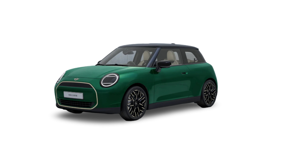 Neuer vollelektrischer MINI Cooper E in klassischem British Racing Green mit schwarzem Dach, modernen LED-Tagfahrlichtern und sportlichen Leichtmetallrädern, seitlich von vorn auf weißem Hintergrund dargestellt.