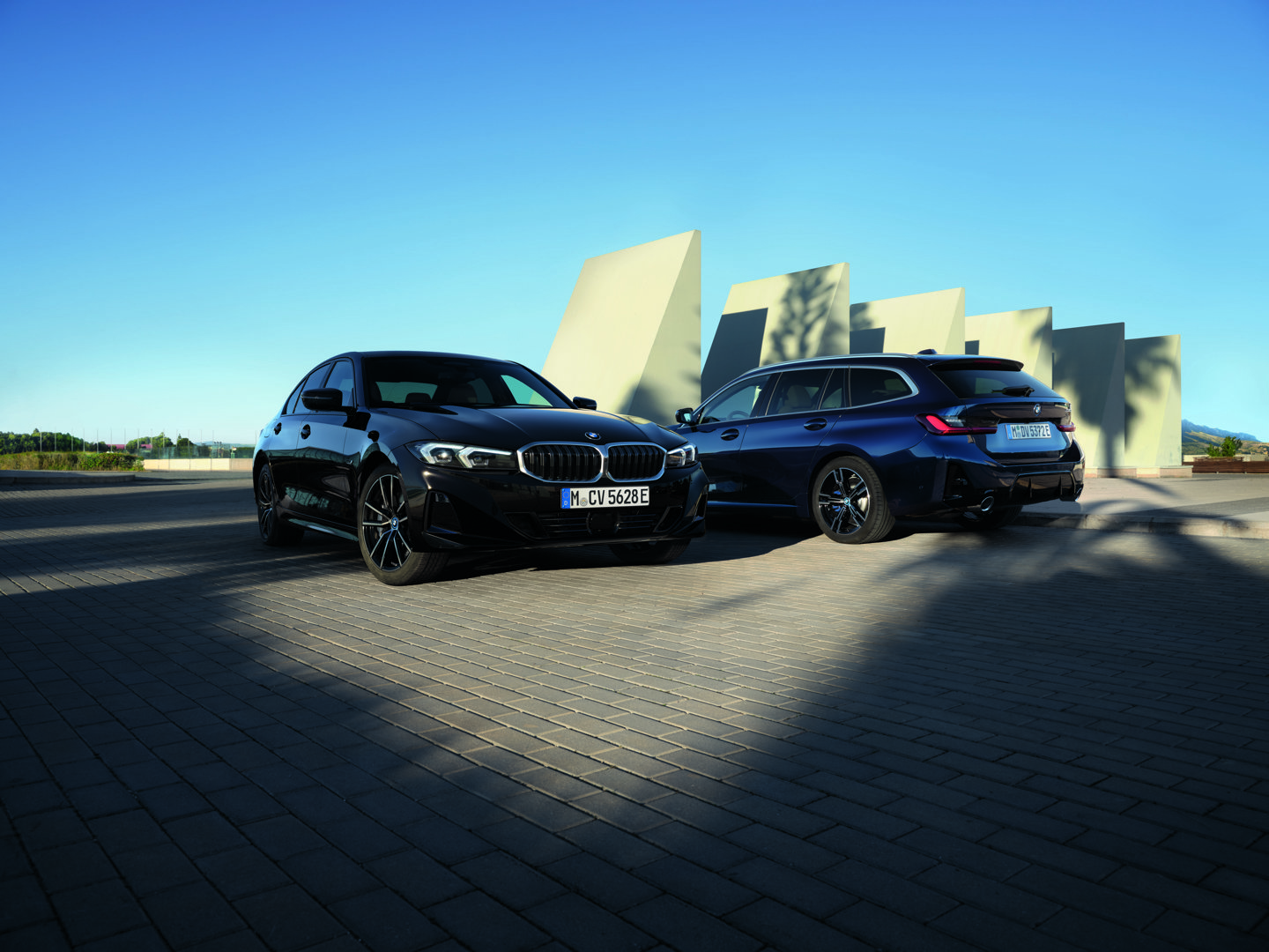 BMW 3er Limousine und BMW 3er Touring als Neuwagen im Außenbereich, präsentiert bei May & Olde – sportliche Businessfahrzeuge mit modernem Design und effizienter Antriebstechnologie.