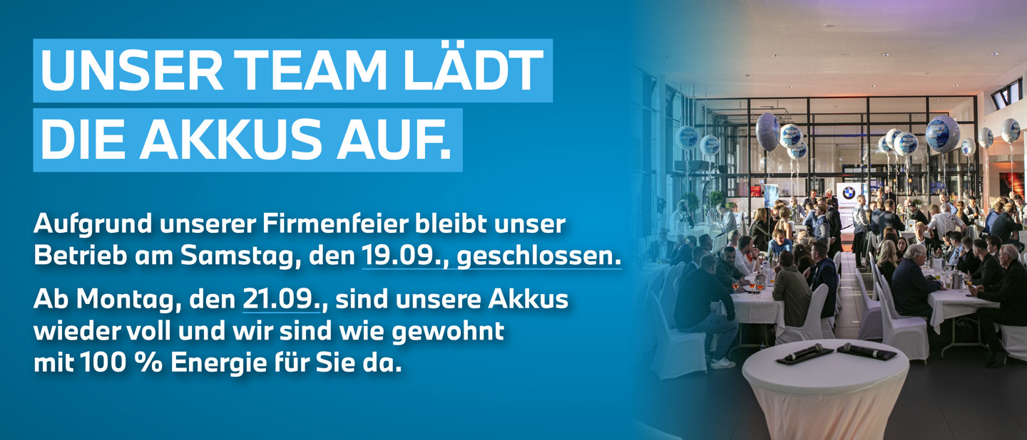 Eine Firmenveranstaltung, bei der die Teilnehmer an runden Tischen sitzen; ein Text kündigt die Schließung am 19.09. aufgrund einer Mitarbeiterfeier sowie die Wiedereröffnung am 21.09. an.